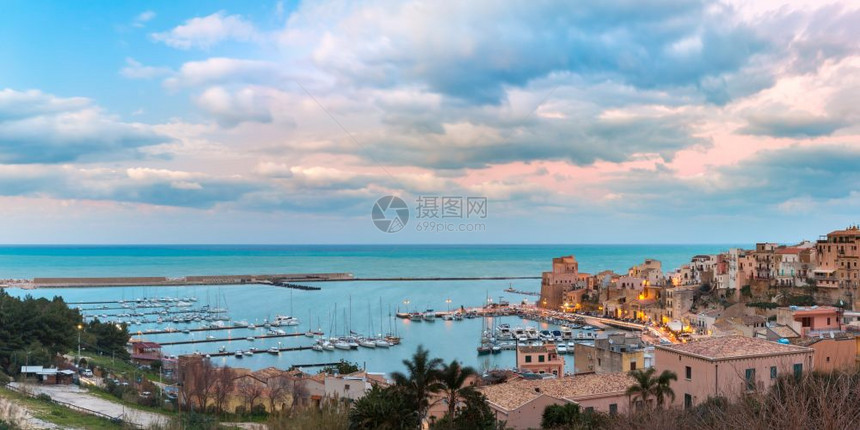 CalaMarina中世纪堡垒的美丽全景CastellammaredelGolfo海岸城市CastellammareGolfo的图片