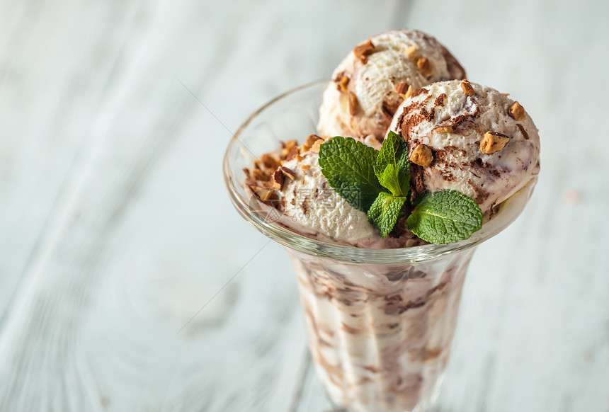香草巧克力冰淇淋在圣代玻璃杯中图片