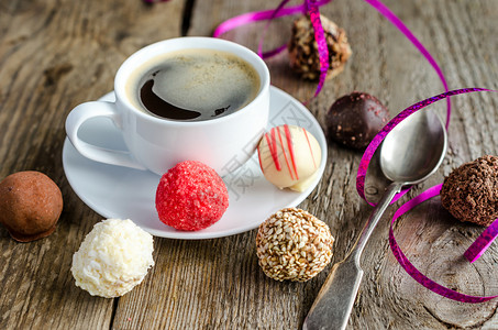 豪华巧克力糖果和咖啡图片