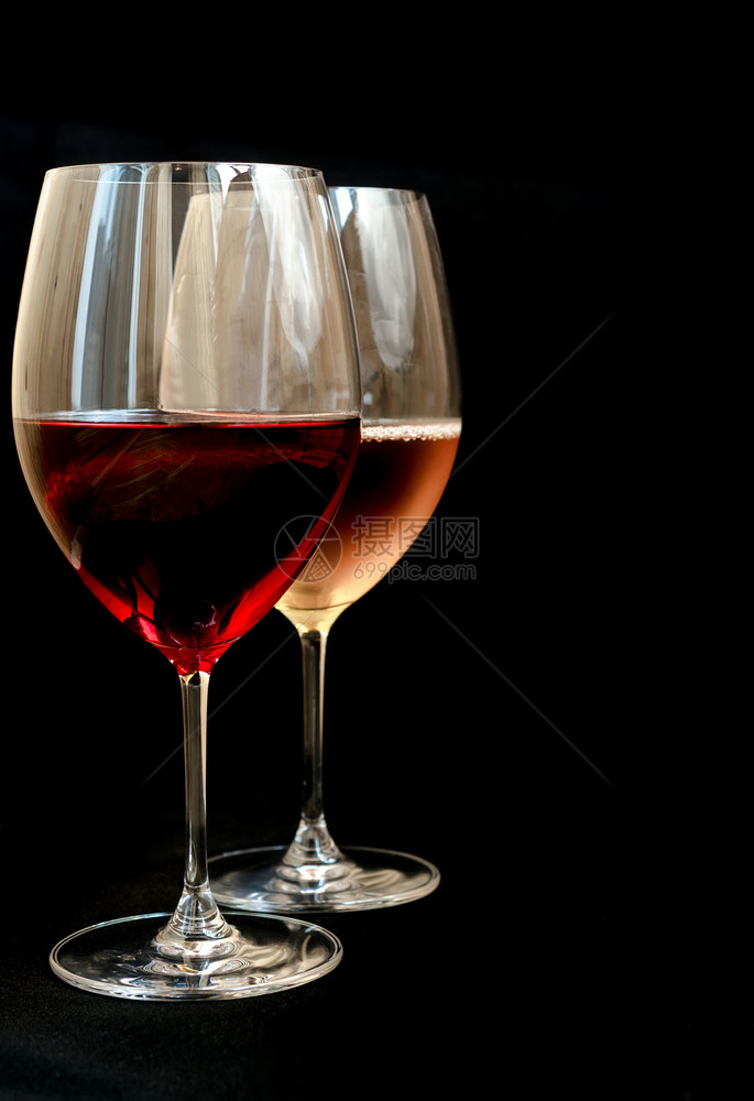 红葡萄酒灰色底酒杯图片