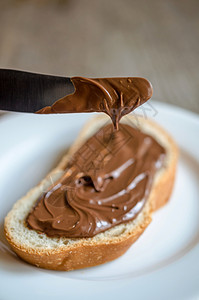 带巧克力奶油的面包片图片