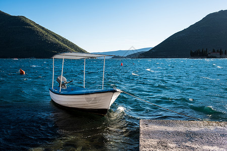 美丽的地中海景观山岳和水上船只黑山亚得里海科托尔湾和水上船只图片