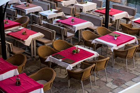 欧洲街上户外咖啡厅的空桌景象图片