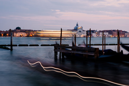 船风浪风浪中的歌多拉斯和意大利威尼SanGiorgioMaggiore的夜景背景