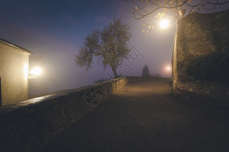 在一个雾的夜晚一个中世纪小镇的古老欧洲狭窄空街道图片