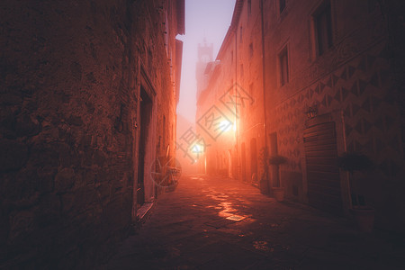 在一个雾的夜晚一个中世纪小镇的古老欧洲狭窄空街道图片