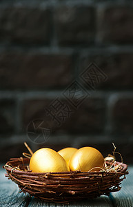 在金蛋金蛋在桌上的东边鸡蛋背景