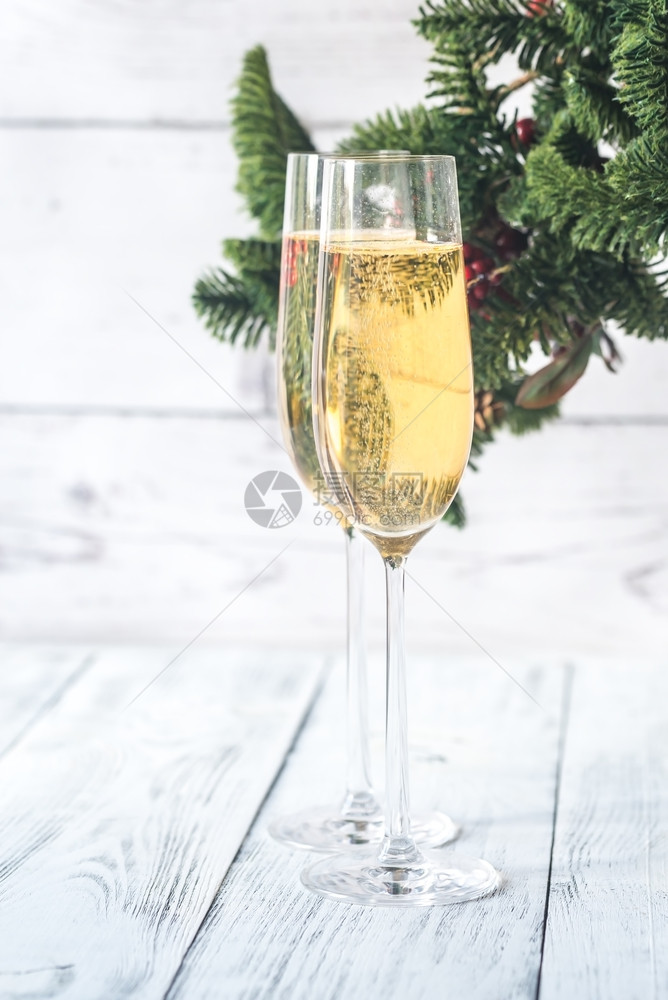 带圣诞树的香槟玻璃杯图片