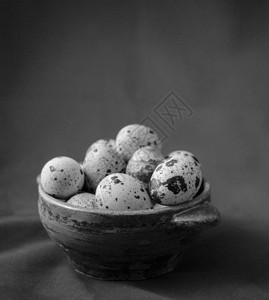 红底粘土碗中的打斗鸡蛋图片