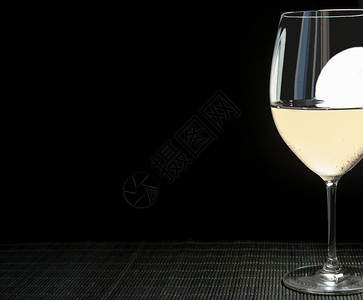 玻璃白葡萄酒黑色底图片