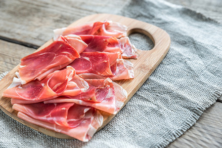 木板上的Jamon碎片图片