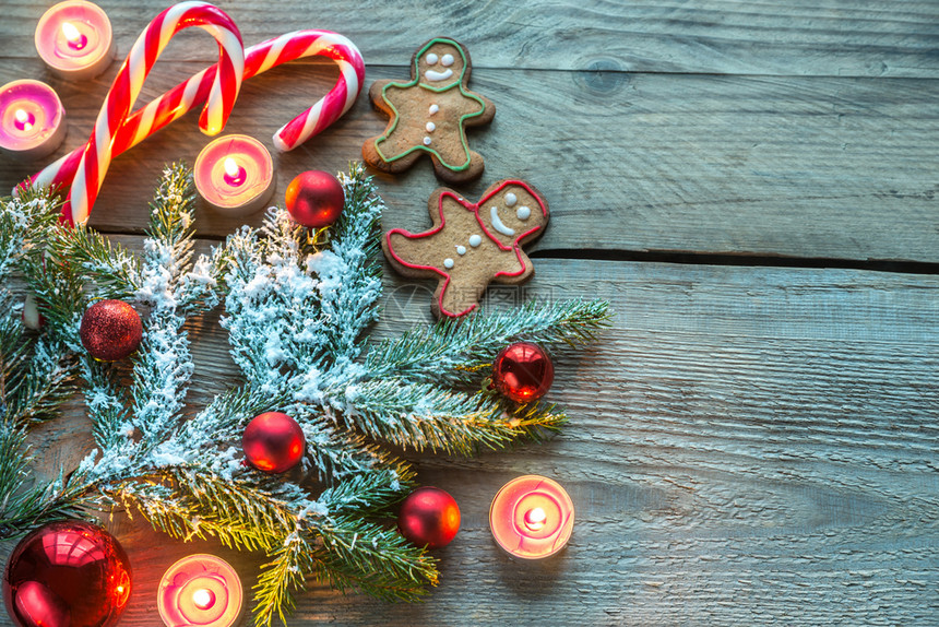 装饰圣诞树枝配有饼干和糖果图片