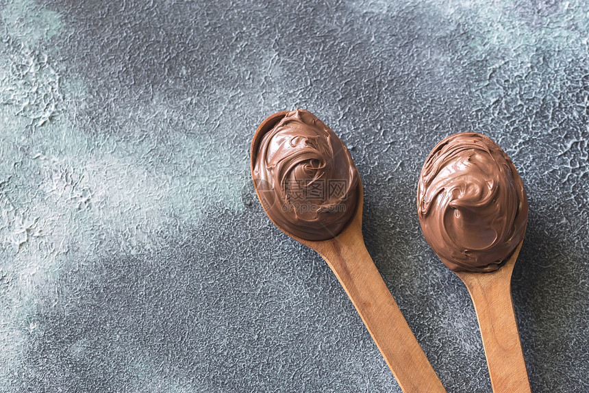 两勺巧克力奶油图片