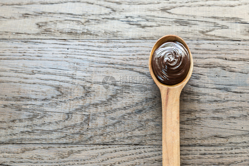 木勺巧克力奶油和栗子图片