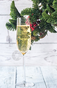 香槟杯和圣诞树枝图片