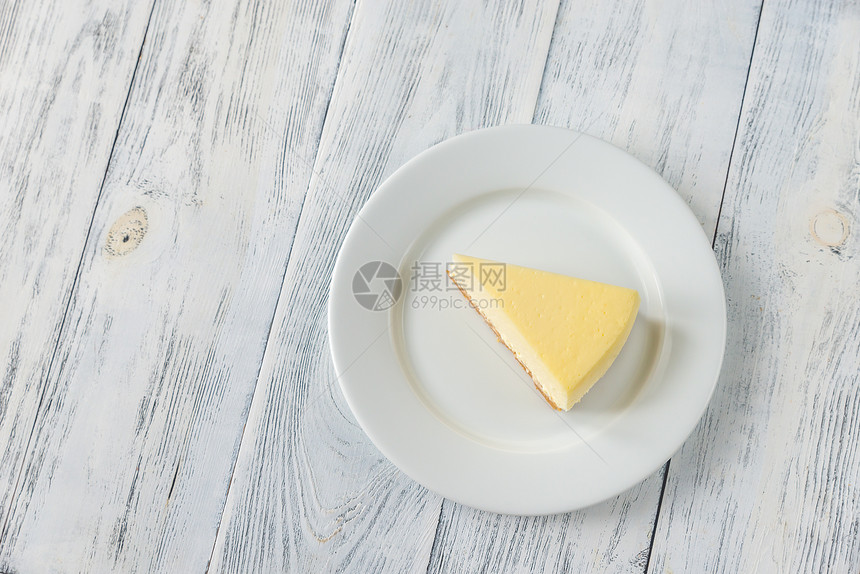 木板上传统的芝士蛋糕图片