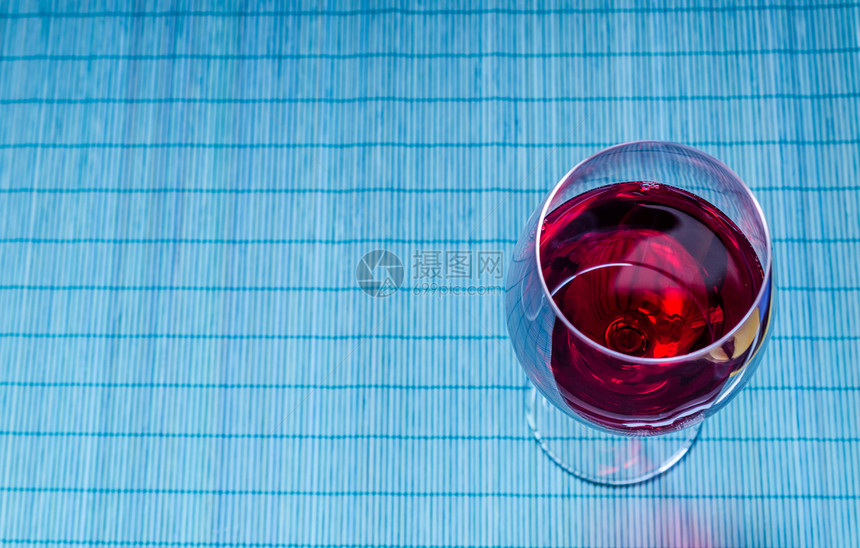 红酒在杯中的顶端视图图片
