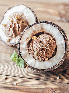 巧克力冰淇淋在椰子一半图片
