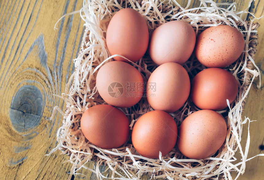 木背景的生鸡蛋篮子图片