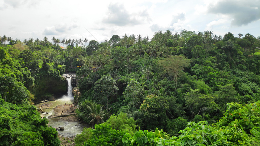 印度尼西亚巴厘乌布德附近Tegenungan瀑布的景象图片