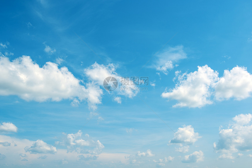 天堂风景明亮蓝天中的白毛云图片