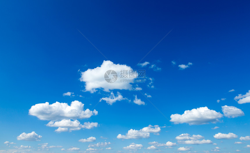 蓝天空背景云雾微小图片