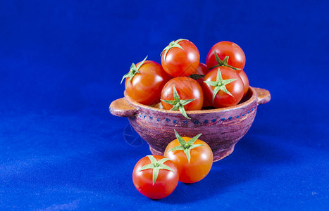 粘土碗中的樱桃西红柿图片