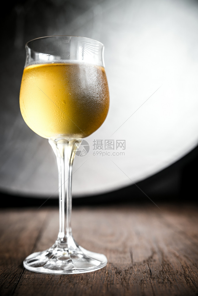 白葡萄酒杯图片