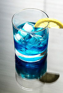 一杯蓝色curacao鸡尾酒高清图片