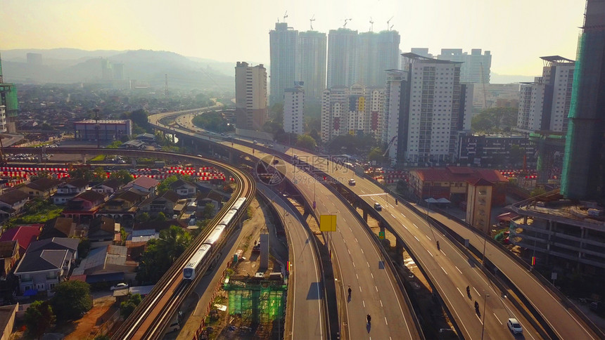 科伦坡市中心马来西亚和高速公路的空中景象亚洲智能城市金融区和商业中心正午时分天空和高楼有蓝天图片