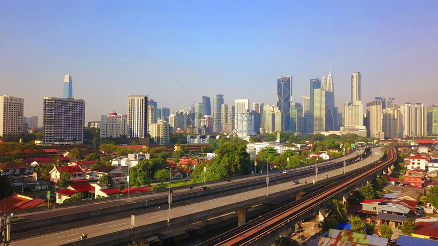 科伦坡市中心马来西亚和高速公路的空中景象亚洲智能城市金融区和商业中心正午时分天空和高楼有蓝天图片