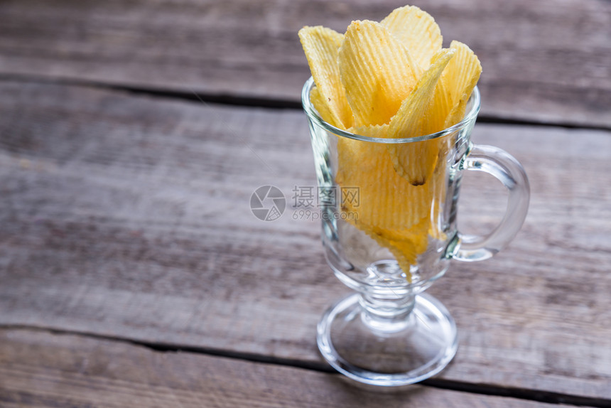 玻璃碗中的土豆薯片图片
