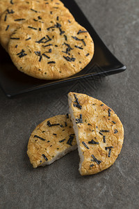 以传统整顿和半分一的日本米饼干和诺里海草背景图片