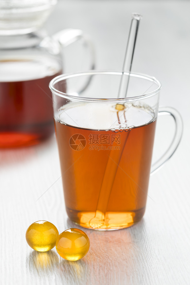 一杯加黄蜂珍珠的热茶图片