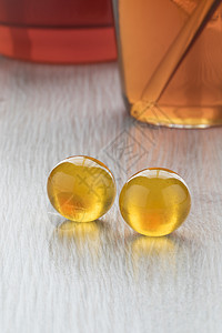 一对黄色的蜂蜜珍珠紧贴在一杯热茶前图片