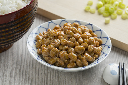 碗和日本传统发酵大豆叫做纳托和大米图片