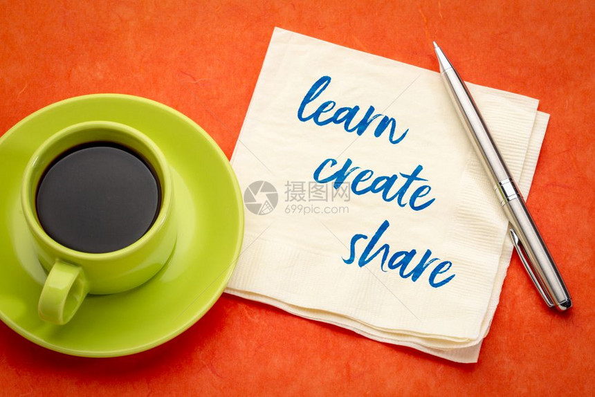 学习创造分享概念用咖啡杯在餐巾纸上的笔迹图片