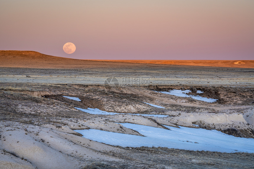 草原上日落和月升科罗拉多北部春初风景的波尼草原图片