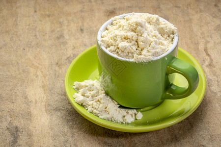 咖啡杯中的蛋白质粉与纸树皮图片
