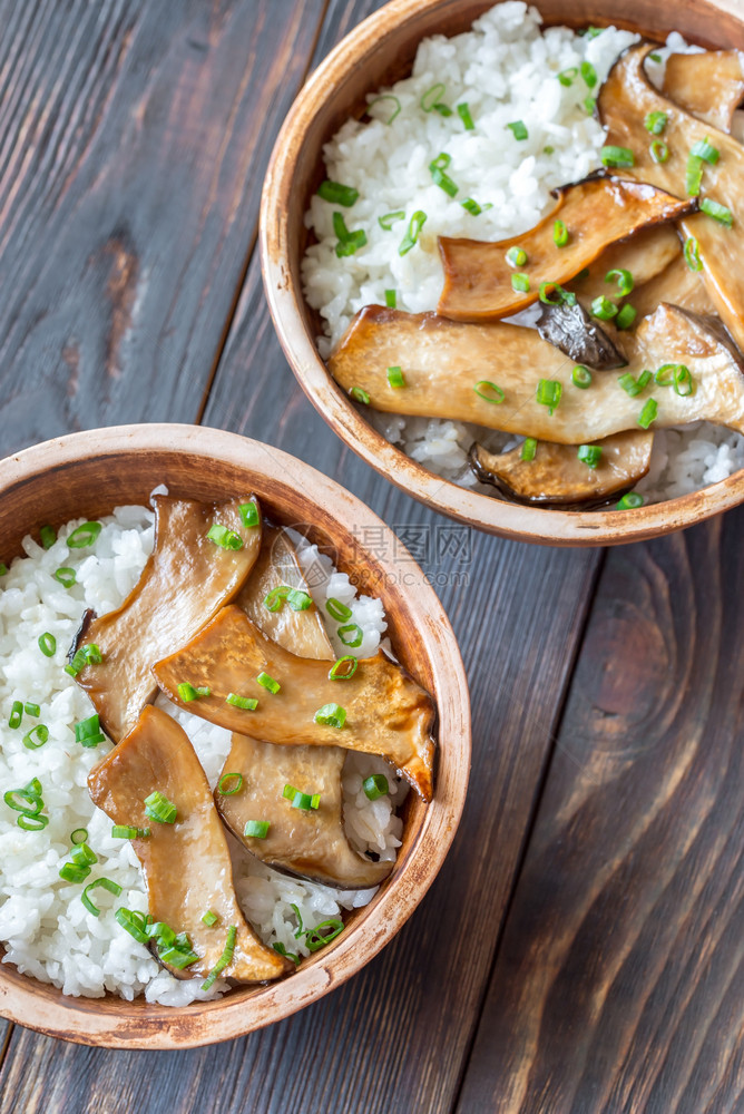 碗饭和牡蛎蘑菇图片