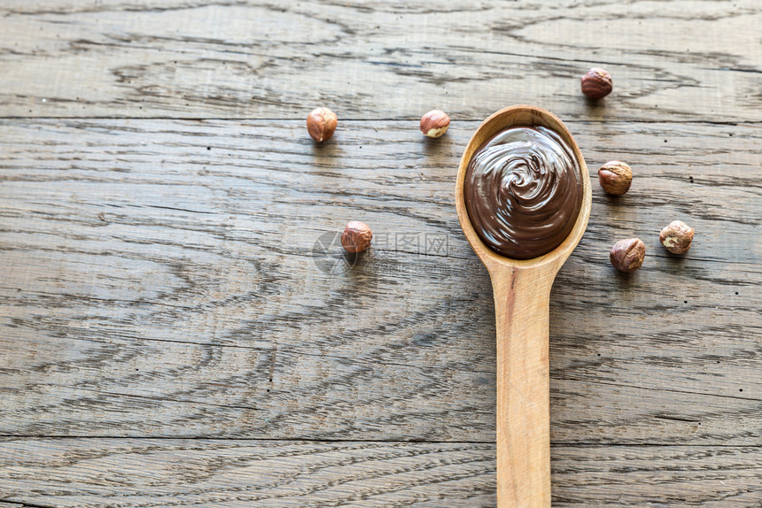 木勺巧克力奶油和栗子图片