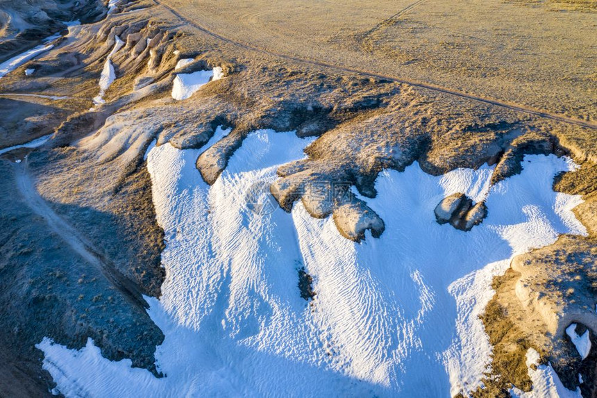 科罗拉多北部波尼草原阿罗约春初风景空中观察图片