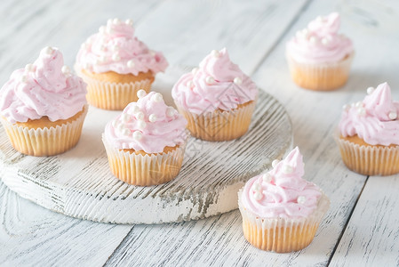 许多粉红色奶油自制蛋糕高清图片