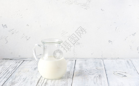 木本底的牛奶果汁图片