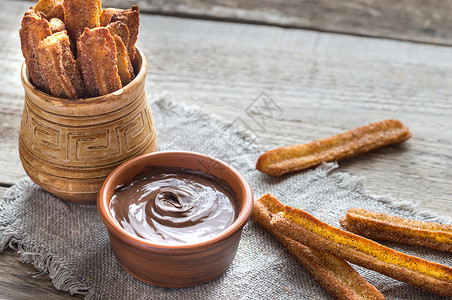 Churros著名的西班牙甜点加巧克力酱高清图片
