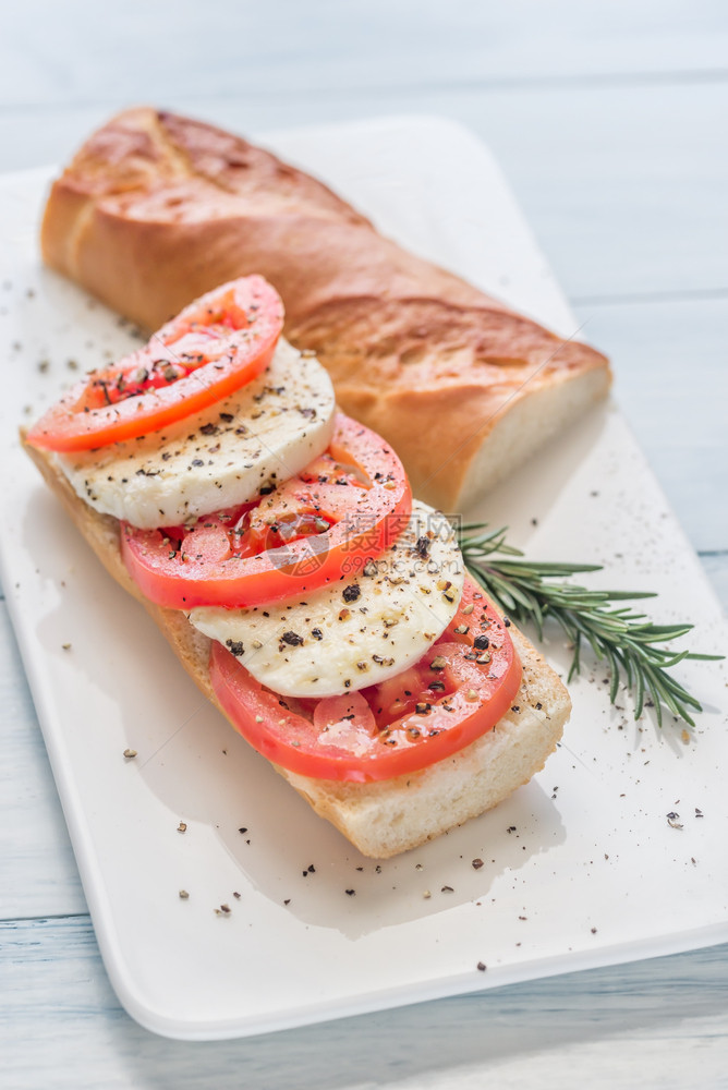 桑威奇三明治和切片新鲜西红柿和马扎里拉图片
