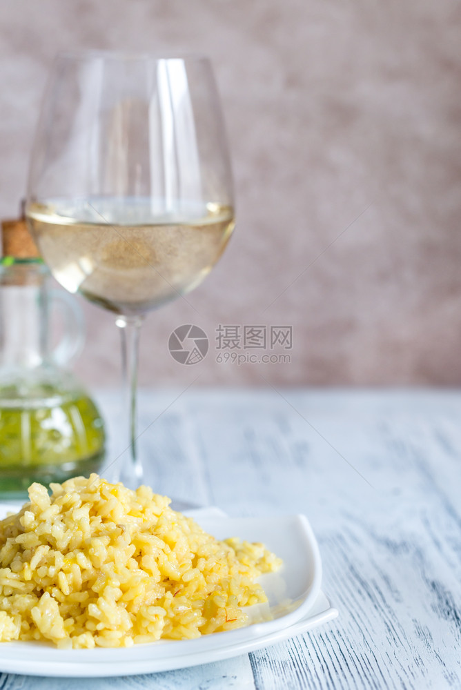 用白葡萄酒杯子煮饭图片