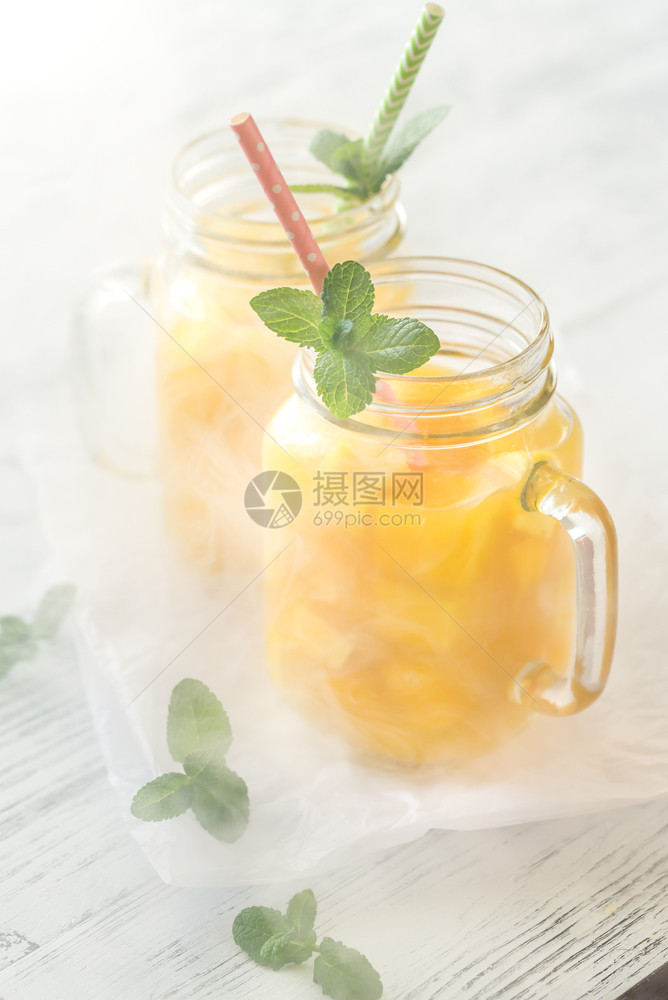 泥瓦罐中的芒果汁图片
