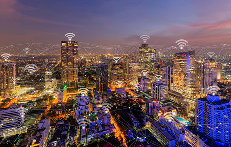 数字网络连接线和Wifi或无线图标与泰国曼谷市下城连接图片