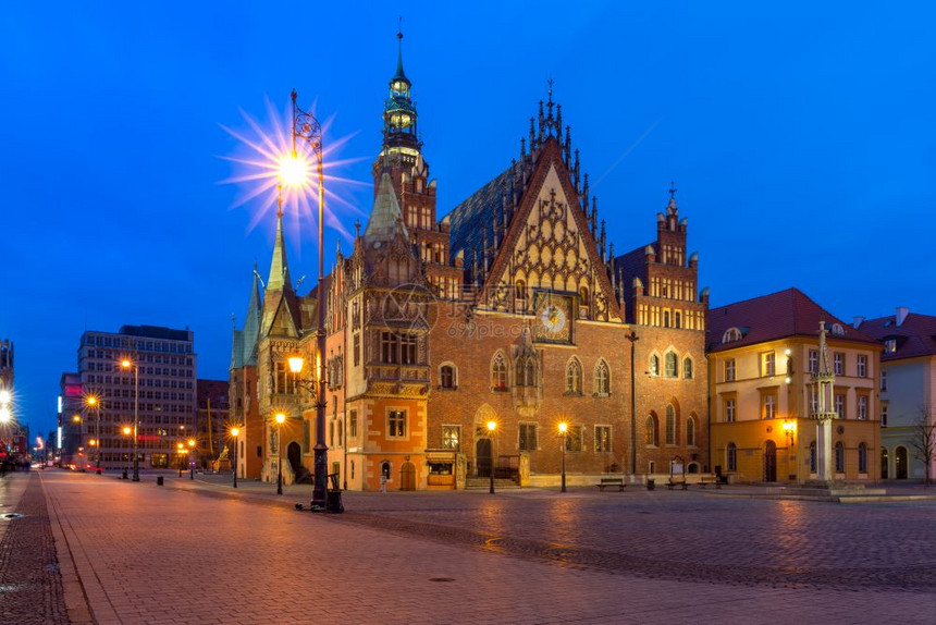 清晨蓝色时分波兰罗茨拉夫老城市场广上的哥特市政厅和多彩房屋波兰罗茨拉夫市场广政厅波兰罗茨拉夫市图片